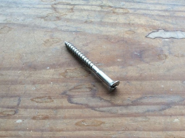 Tornillo tirafondo roscado